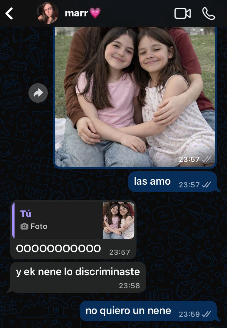 azuulbenitez_'s tweet image. mi novia me pidió q le pida al chat gpt q nos haga una foto con mellizas y un nene y yo al nene no lo agregue pq yo no quiero un nene JAJAJAJQJWJ