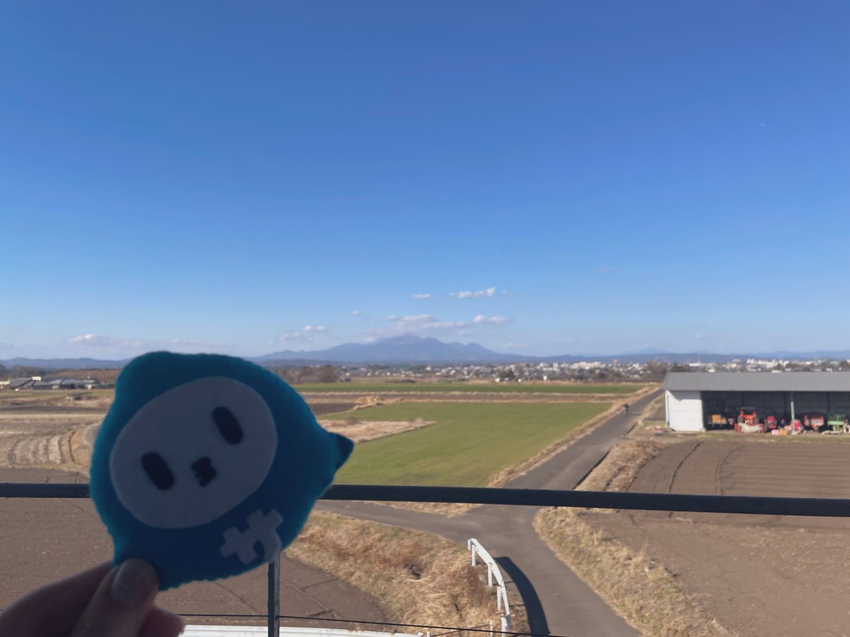 marin__sup's tweet photo. お疲れ様です！
年末年始は、地元都城市に帰省して、
サポータス都城オフィスに出社してました！

オフィスからは天気がいいと霧島がとても綺麗に見えます⛰️
#今日のサポたん https://t.co/s2dO61u4Wf