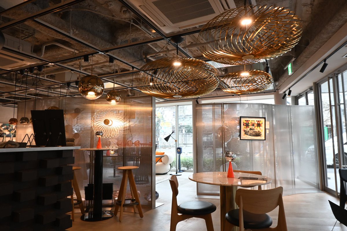 buramachiaruki's tweet image. とってもオシャレなTHECAFE bycadetさんにお邪魔してきました☺️
照明、イス、テーブルすべて美しいです⋯🥹
#THECAFE　#TOMDIXON　#東京都　#南青山