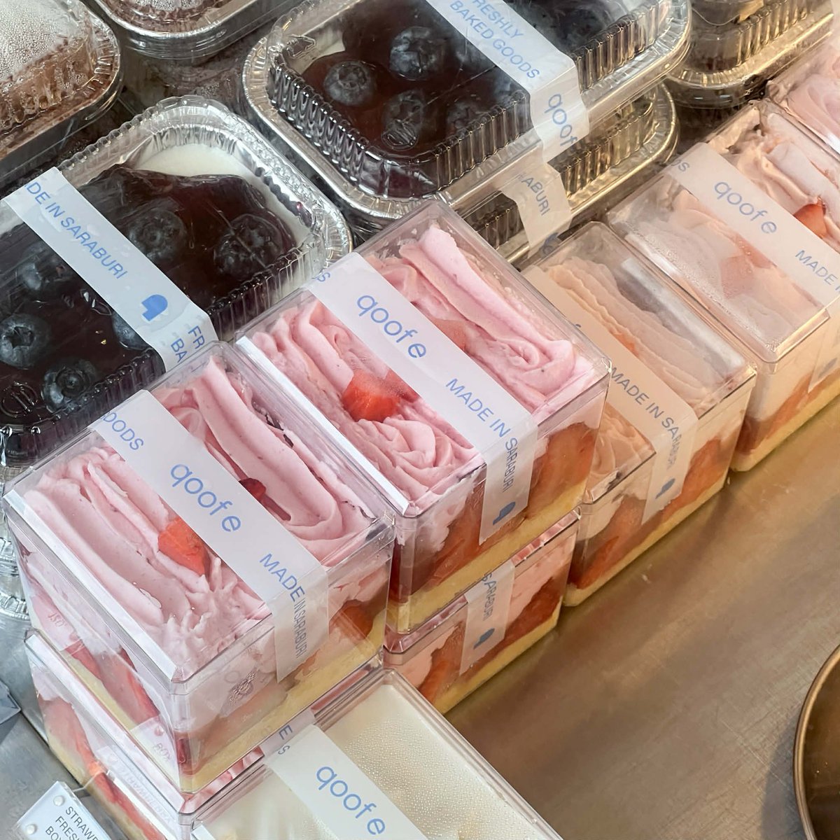 สายโชกุปัง และมาเที่ยวสระบุรีไม่แวะร้าน qoofe จะพลาดมากก คาเฟ่ที่มีทั้งเครื่องดื่มและขนมให้เลือกชิมเพียบบ แต่ทีเด็ดเลยคือโชกุปังฮะ! ลูกค้าแวะเวียนมาซื้อกันแบบไม่หยุดจนเราคิดว่าคงต้องซื้อด้วยดีกว่า😍 ได้ชิมแล้วโอเคเข้าใจเลย อร่อยจริงๆ ขนมปังเนื้อนุ่มๆหอมมมม