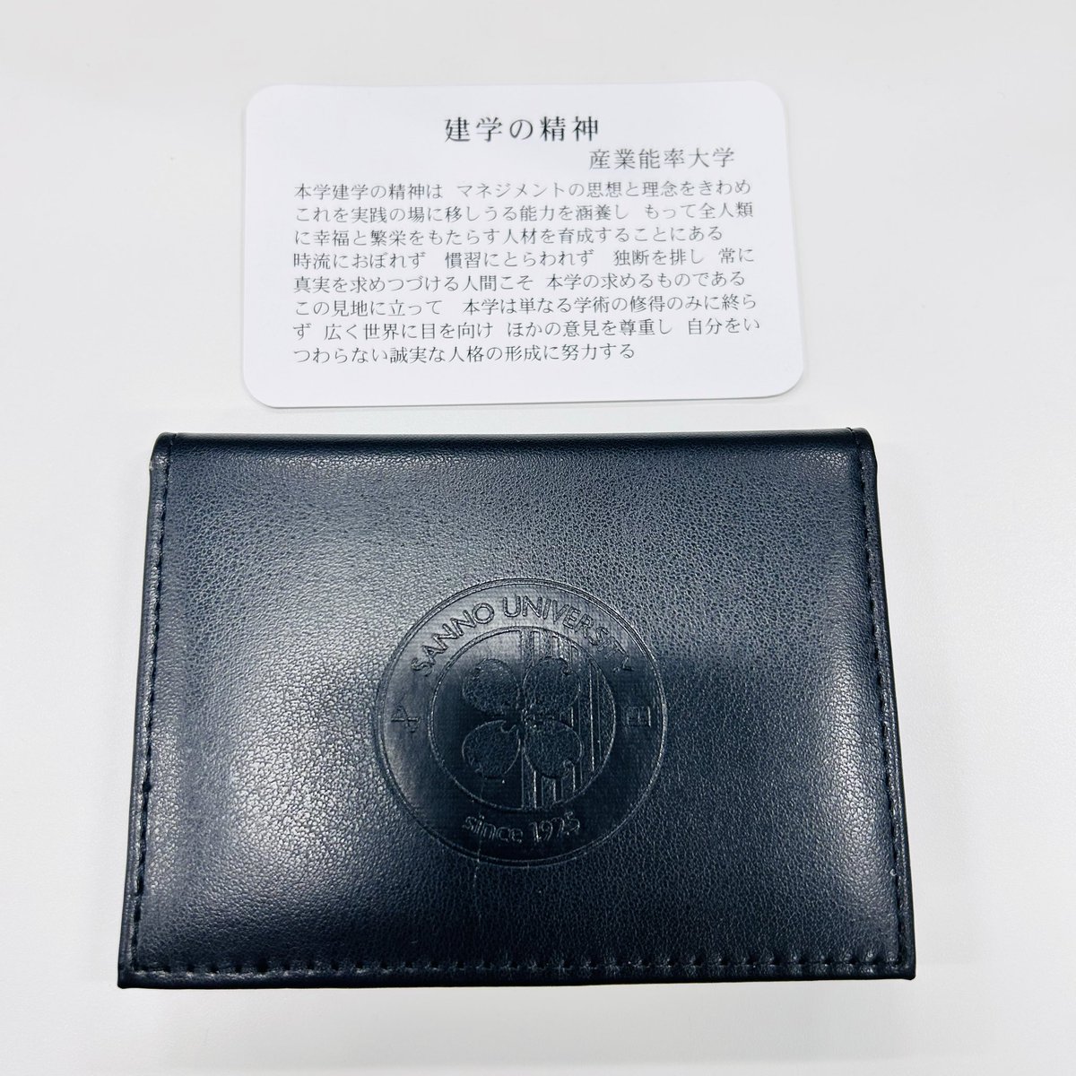 paopaoooooooon's tweet photo. 校友会から届いた会報に卒業記念品の名刺入れが入ってた！！(尚、到着は去年なので今更の開封である。)

これ、過去最大級に当たりの卒業記念品じゃない😳✨ https://t.co/kLkl9feYYM