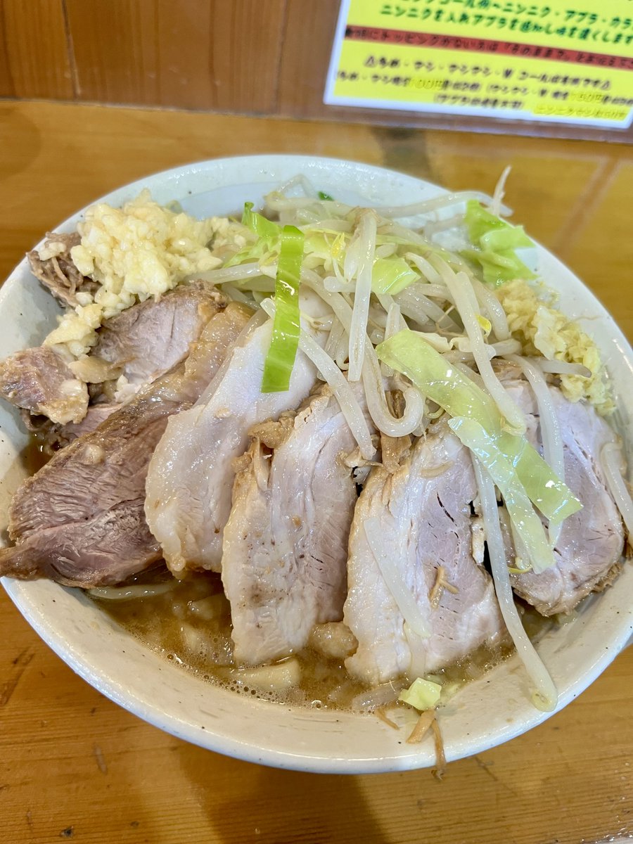 2026年の二郎系初め🍜
ラーメン滋悟郎 群馬県太田市
豚(小)豚マシ(ﾔｻｲｽｸﾅﾒﾆﾝﾆｸｼｮｳｶﾞ

コール緊張したぁ〜
けど、ラーメンうっっっま！！
スープ優しいのにキレがあって、麺との相性抜群♨️✨
豚さんは厚み、重さ、脂、どれも大優勝🏆
美味いラーメンのある国に生まれてよかった🇯🇵