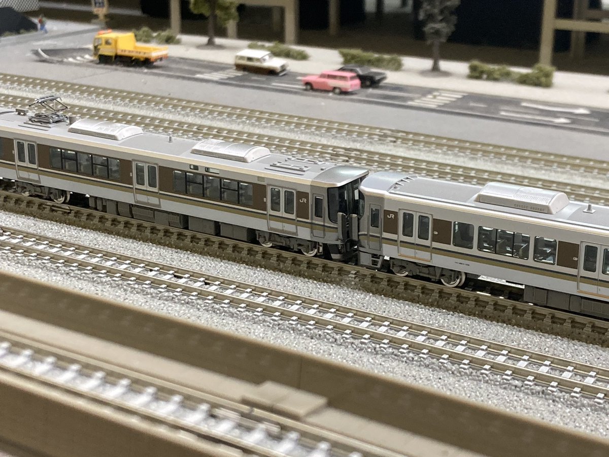 ￼￼柄　時代物 223系2000番台と連結 4+4の新快速 大阪発着で数本 225系Aシートと連結