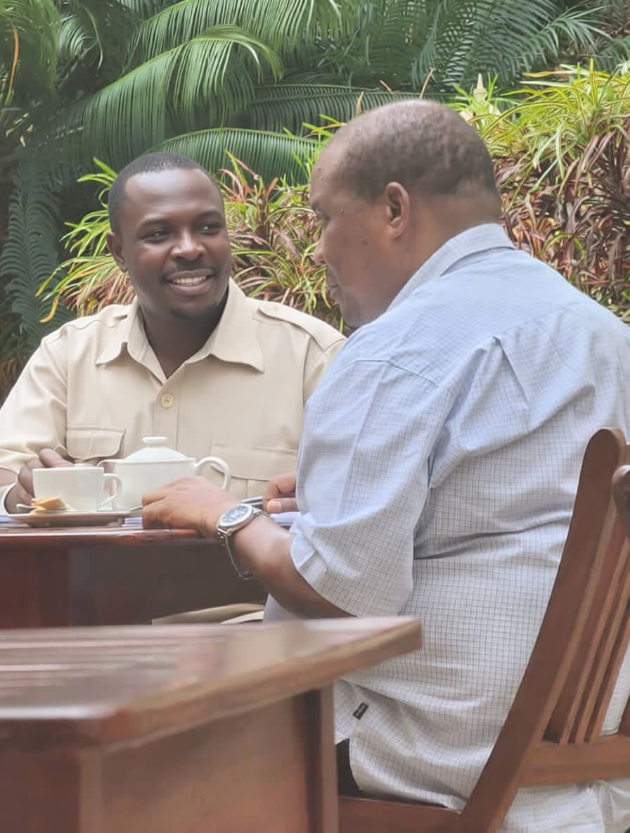 Aduiwayanga's tweet photo. Siku ya juzi January 6, 2026 PADRI CHARLES KITIMA alikutana na JOHN WEGESA HECHE na walifanya mazungumzo yaliyoanza saa 5:05 asubuhi na kumalizika saa 7:17 mchana. 

Katika kikao hicho, JOHN HECHE alimpa mrejesho wa mipango ya CHADEMA kwa  mwaka 2026, Kubwa zaidi likiwa maombi ya fedha yaliyowasilishwa na JOHN MNYIKA na AMANI GOLUGWA  kwa lengo la kutekeleza mikakati yao ya mwaka huu. 

HECHE  amemuhakikishia PADRI  KITIMA  kuwa mpango wao wa kununua misiba ya wana TARIME pamoja na maandalizi ya maandamano ya wakatoliki inatekelezwa kwa ufasaha na kwamba kuingia kwa DKT. SLAA  kwenye Kamati yao ya ushauri ndani ya CHADEMA kama kivuli cha Baraza la Maaskofu  kutazaa matokeo chanya hasa kwa vile DKT. SLAA ana uwezo mkubwa wa kushawishi kwa maoni ya JOHN HECHE. 

Pia HECHE alimshauri KITIMA watumie mvutano uliopo baina ya BAKWATA na SHURA YA MAIMAMU kujipenyeza ndani ya  Dini ya Uislamu hasa ikiwa atakuwa tayari kutoa kiasi cha fedha ambacho SHEIKH ISSA PONDA amekiomba kwa ajili ya kutekeleza kazi zake. hata hivyo hakikuweza kubainishwa ni kiasi gani kimeombwa na SHEIKH PONDA. 

katika kuonyesha kuwa  ameridhika na taarifa aliyoipata kutoka kwa JOHN HECHE, Jana hiyo hiyo, PADRI KITIMA alitoa Kiasi Kikubwa cha fedha ambacho hata hivyo hakikubainika ni kiasi gani lakini inakadiriwa kuwa ni zaidi ya milioni 100 za kitanzania.

Aidha, PADRI KITIMA  amemuhakikishia JOHN HECHE kuwa yupo serious na mipango yote hiyo na amemtaka aisimamie kwa umakini mkubwa ili isije kufeli wakaumbuka.

Baada ya hapo wakafunga kikao chao, msaidizi wa PADRI KITIMA akalipa Bili, kisha HECHE akatangulia kuelekea katika gari lake, na baadae PADRI KITIMA na msaidizi wake wakaondoka pia.

Maswali ya kujiuliza ni haya? 
1. Kwanini PADRI KITIMA amekuwa akikutana na Viongozi wa CHADEMA kwa siri na kuwapatia Fedha. Je Fedha hizo zinatoka katika chanzo kipi cha Mapato? 

2. Huu mikakati inayopangwa kutekelezwa ina malengo gani juu ya usalama wa nchi yetu? 

3. Ni kikao kipi cha Kanisa kilikaa na kupitisha mkakati huu wa PADRI KITIMA kumkabidhi Fedha JOHN HECHE tena kikiwa ni kiasi kikubwa cha fedha? 

Taarifa hii inanisikitisha sana hasa baada ya kuona mtu mmoja anayeaminika na Kanisa anatoa kiasi kikubwa cha fedha ambazo bila shaka zinaweza kuwa ni sadaka zetu waumini zinakwenda kutumika  kufanyia Uhaini, utapeli wa kisiasa na kutafuta madaraka kwa manufaa binafsi!. Mimi nadhani ifike mahali kama Baraza la Maaskofu linataka kuwa chama cha siasa, lijisajili kwa sheria zetu za nchi.

NB: Naomba niweke sawa kuwa taarifa hii haina lengo la kumchafua mtu fulani. Ila ina lengo la kurekebisha mwenendo wa kanisa letu. 
kwa sababu kama muumini ninapata maumivu makali, yanayonifanya nijiulize kwanini Kanisa litumike kwa maslahi ya watu wachache kama PADRI KITIMA?