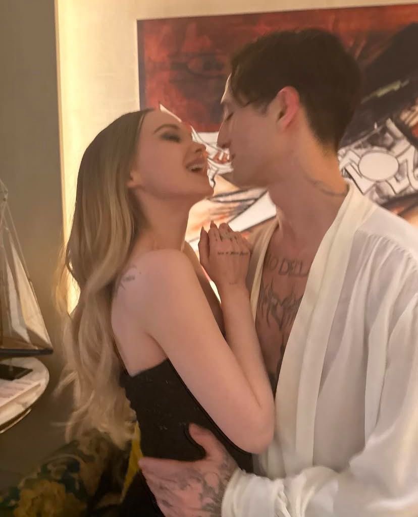 AcoPensal's tweet image. and he never looks away