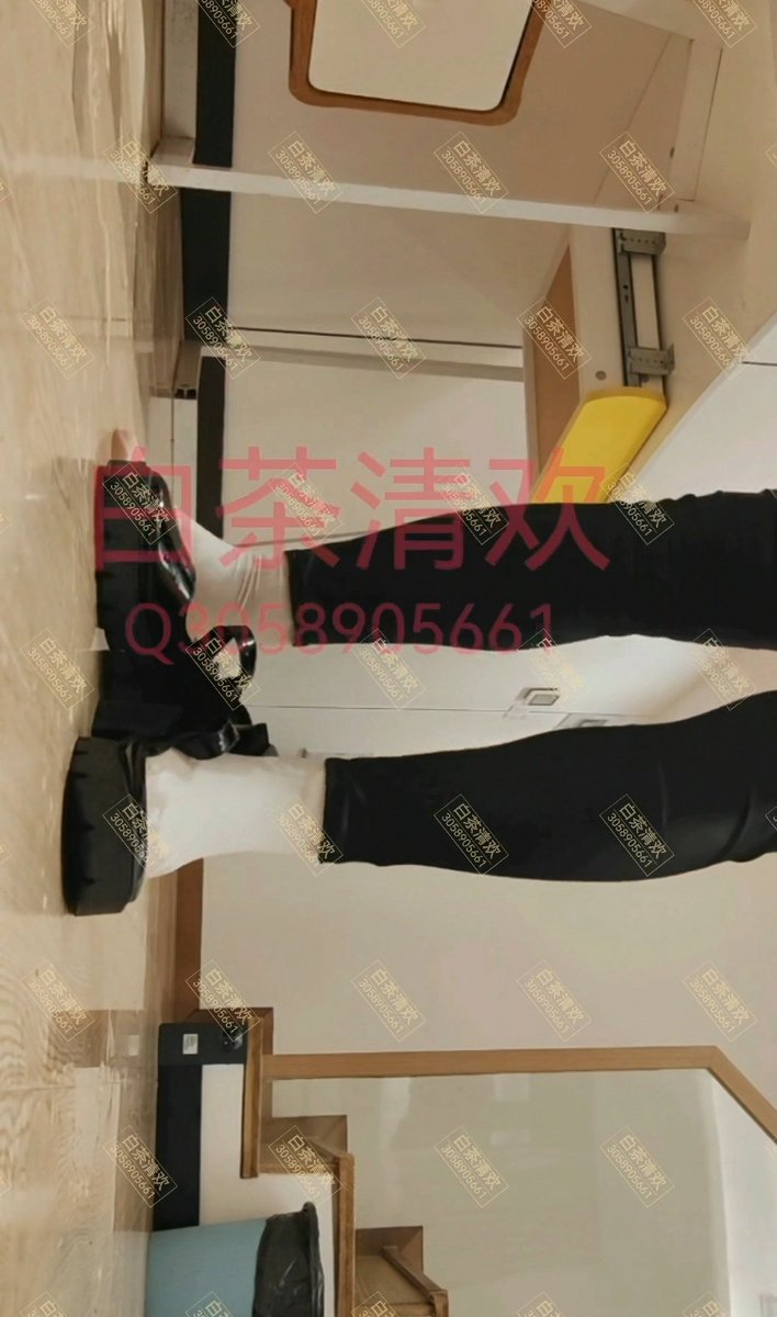 6ul0cVj1c5Jh9DT's tweet photo. 转赞评抽
超绝大失禁的正片（上），有人提醒煮啵忘发这个hh。穿2层裤袜和皮裤，喝4500+，大失禁2次，小失禁5次。脚踝被皮裤顺的尿浸湿，被鞋包的地方湿透，脚背湿了一块，太明显了，鞋里尿满了溢出来，超级羞耻
#漏尿 #失禁 #原味 #羞耻 
#反差 #尿痕 #憋尿 #汉服  #汉服娘 #裤袜 #尿���禁 #湿热 #福利 https://t.co/bZrWACKYuW