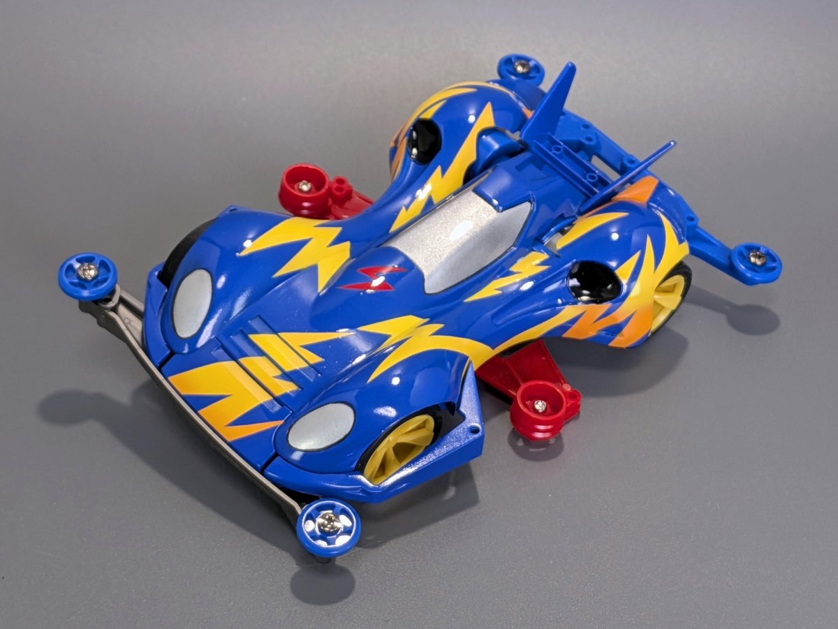 #これを見た人は塗装前と塗装後を貼れ

全塗装したスピンアックスです！
シールをガイドに稲妻模様を塗装しました⚡️