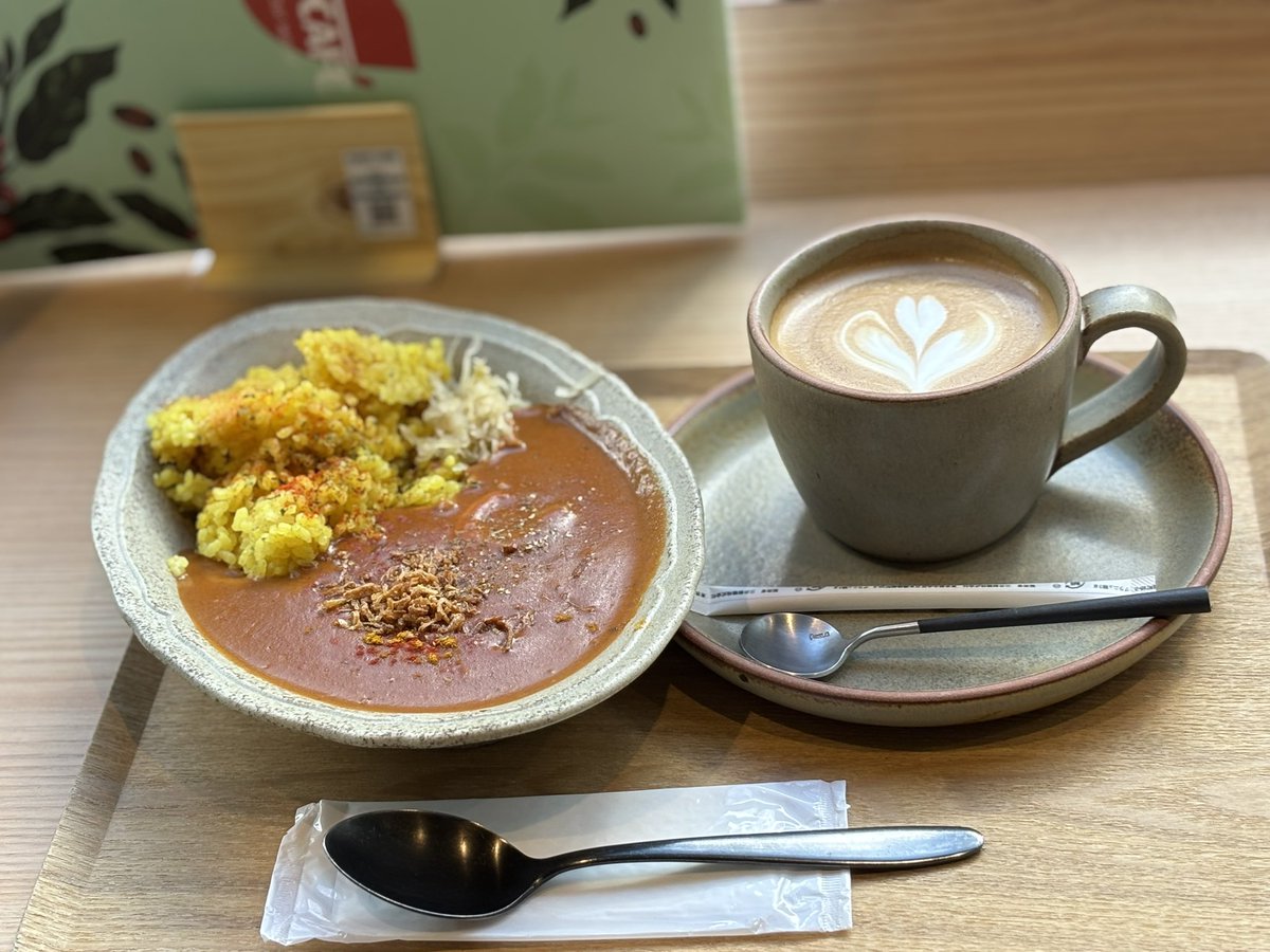 ランチ1500円時代。
今日はネスカフェでエビカレー🍛とカフェ・オ・レ。