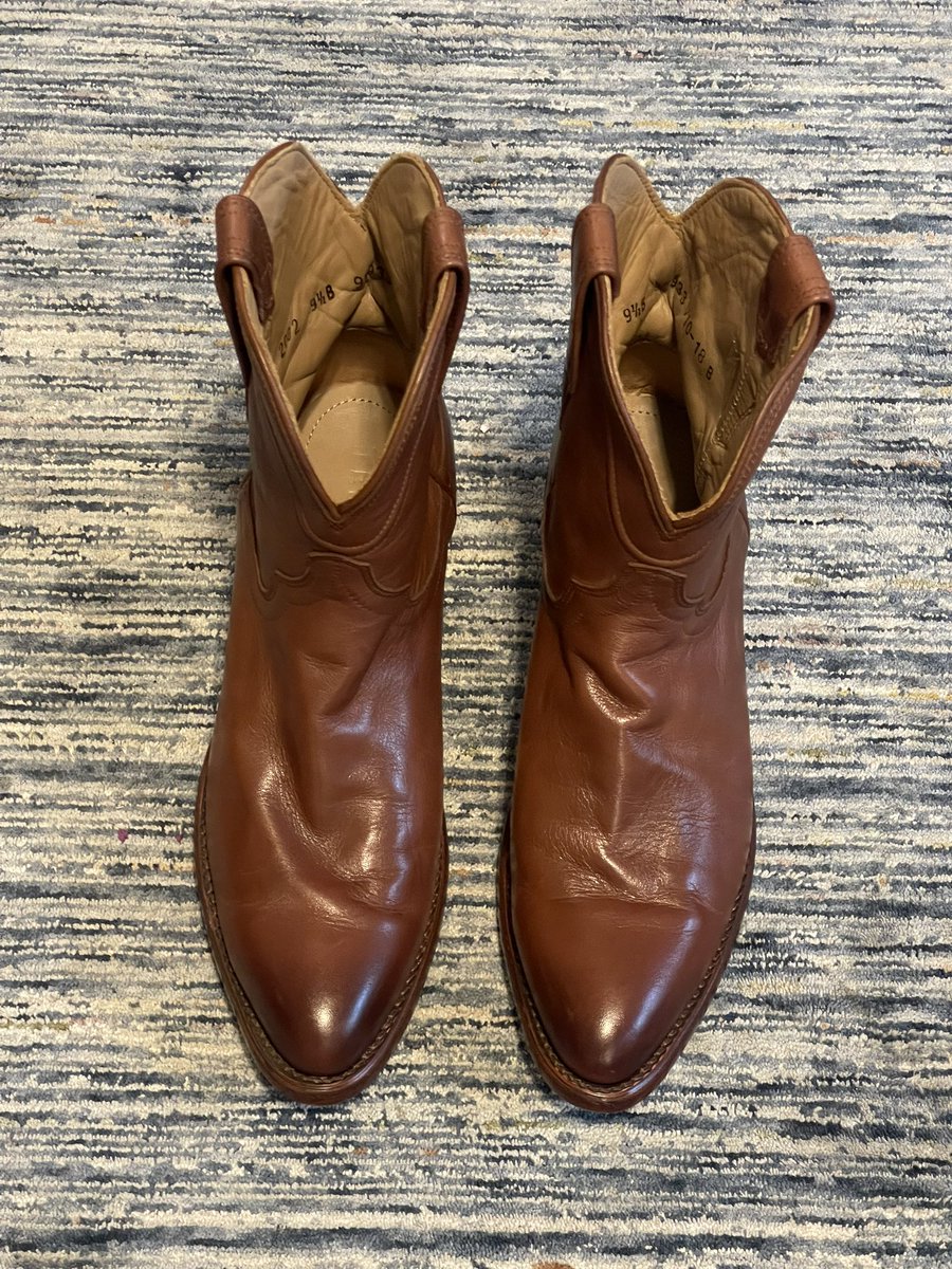 cowboyshine's tweet photo. Hit like if you like these shoes… Comment if you love these shoes… Dm me if you need your shoes polished, cleaned or repaired!

#shoeshine #cowboyshine #shoelovers #cowboyshinedfw #shoes #justaprofessionalpolish #theprofessionalshiner https://t.co/pqSUh7mNx2