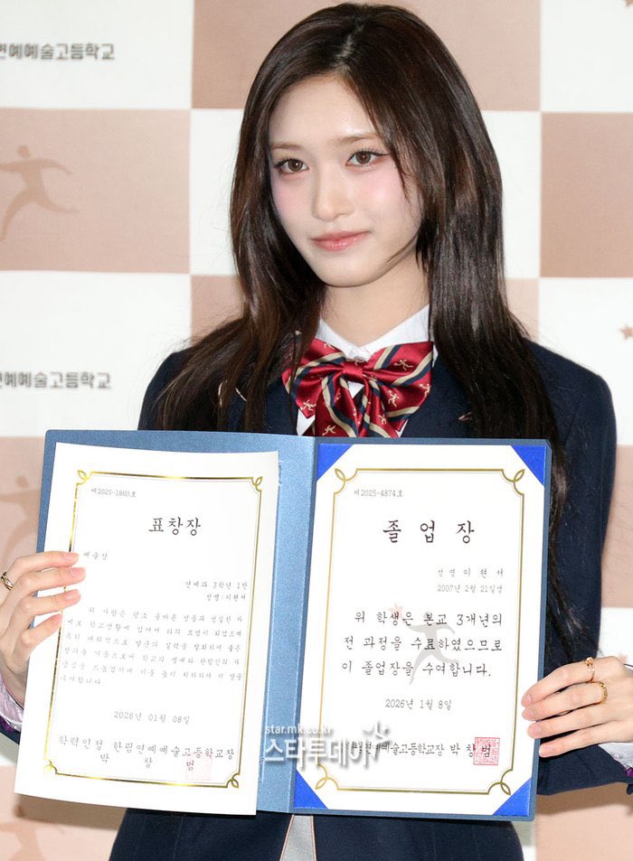 ivesstyles's tweet image. Happy graduation our maknae hyunseo🐯🎓 we are so proud of you💗✨️

Happy Leeseo Graduation
#CongraduationLeeseo
#이서졸업축하