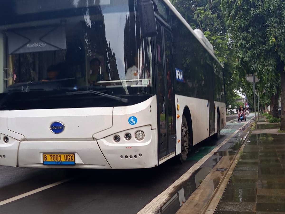 Aduh telat mencet shutter

Anyways, aku kebayang kalau bus ini ada yang jadi Metrotrans (cuma bus ini ga ada tempat ngecas)
