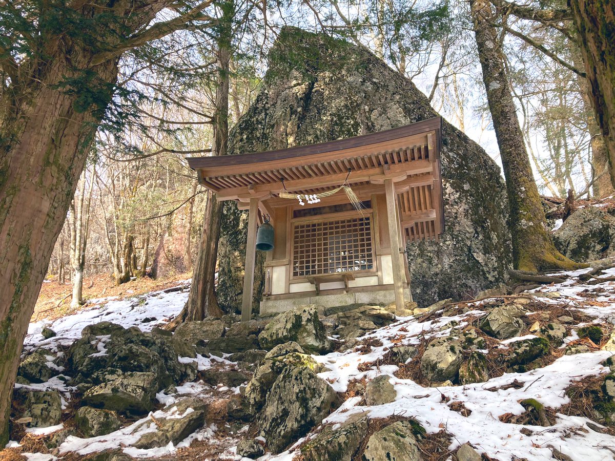 ここ数年恒例となっている、七ツ石の1月巡視へ。
鴨沢からの樹林帯は土の下が凍っているところも多く、下山時には特に注意が必要です。チェーンスパイク等があると安心ですね。
🐺