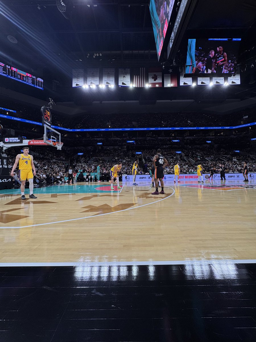 Mark_Champion's tweet image. I’m court side at the Spurs game eating brisket. Go Wemby.