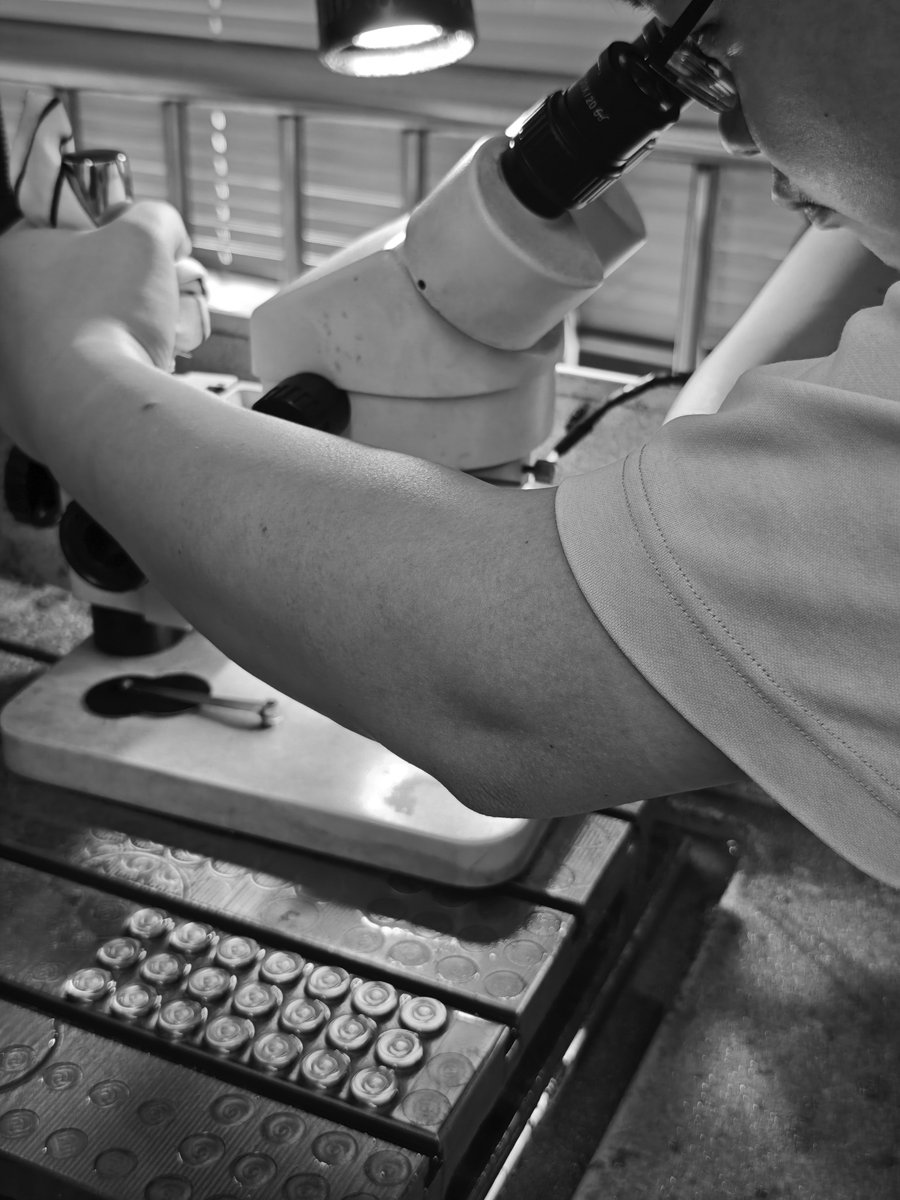 #TimeEar 年華

これは、当社のエンジニアが顕微鏡でダイヤフラムモデルの設計を観察しているところです。年華のダイヤフラムは、このようにミクロンレベルの精度で設計されています。