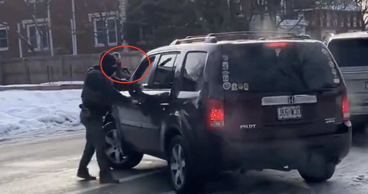 briannalyman2's tweet image. 1) Can you agree that there is an agent standing directly in front of her vehicle (this is an easy 'yes' of course)

2)Can you agree that her tires then turn directly toward the officer standing in front of the vehicle (also an easy 'yes')

3) Then (if you watch the video) can…