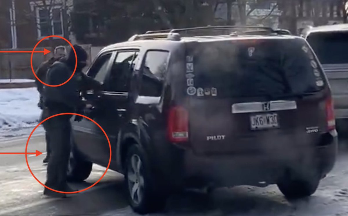 briannalyman2's tweet image. 1) Can you agree that there is an agent standing directly in front of her vehicle (this is an easy 'yes' of course)

2)Can you agree that her tires then turn directly toward the officer standing in front of the vehicle (also an easy 'yes')

3) Then (if you watch the video) can…