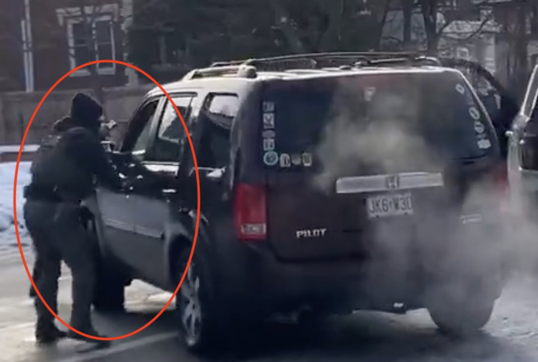 briannalyman2's tweet image. 1) Can you agree that there is an agent standing directly in front of her vehicle (this is an easy 'yes' of course)

2)Can you agree that her tires then turn directly toward the officer standing in front of the vehicle (also an easy 'yes')

3) Then (if you watch the video) can…