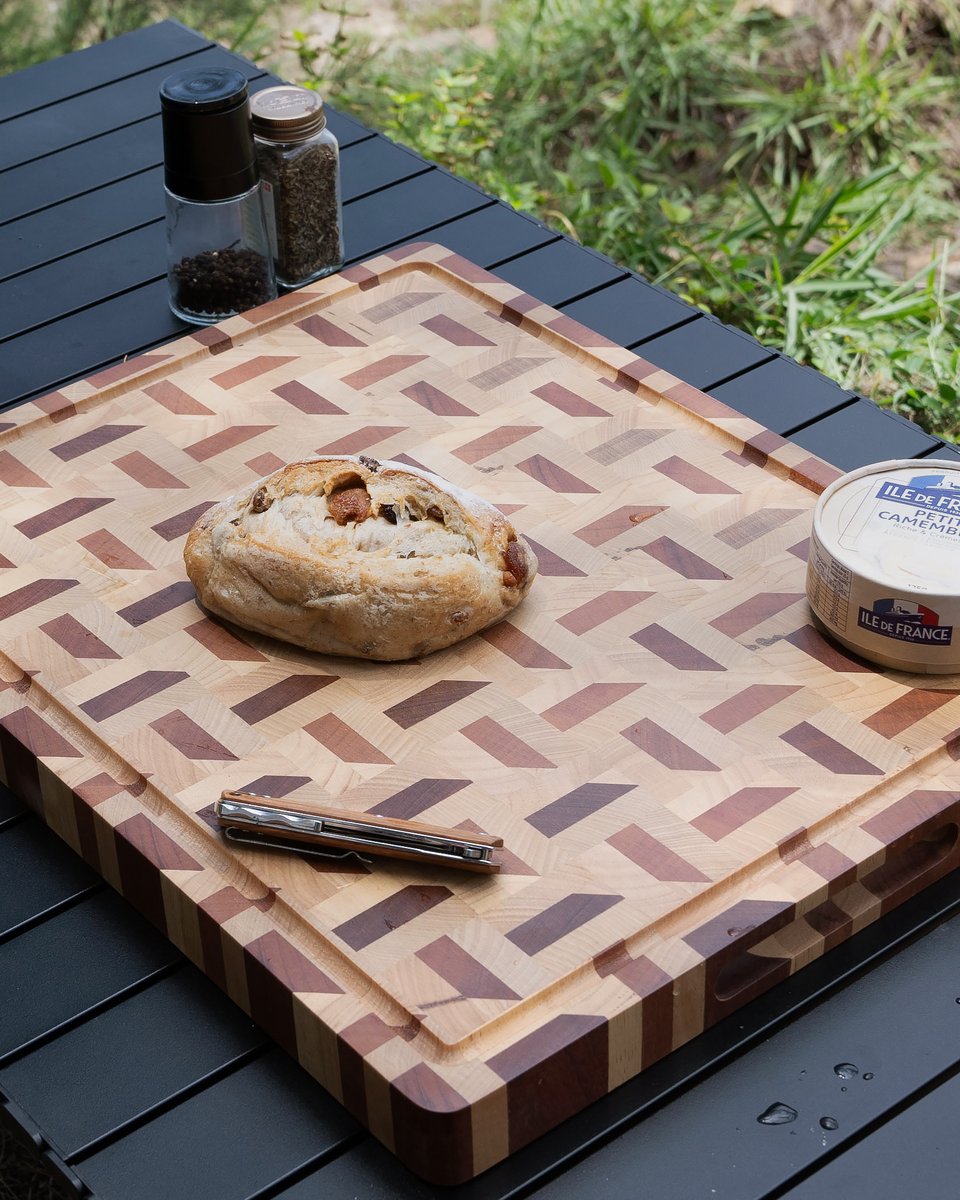 yousunlong's tweet image. Bold contrast. Eye-catching geometry. A solid, knife-friendly surface that turns everyday prep into a chef-level moment.

yousunlong.com/product/b0fpvt…

#YOUSUNLONG #EndGrainCuttingBoard #3DPattern #WalnutAndMaple #XLKitchen #KitchenAesthetic #ChefEssentials #KnifeFriendly #FoodPrep