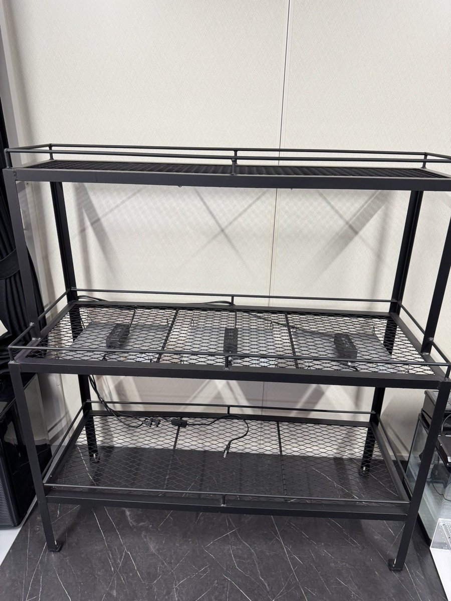 K_slash1982's tweet photo. 店で使用していた植物棚販売致します🪴

高さ１３１センチ、奥行４５センチ

１段目高さ２３.５センチ
２段目７５.５センチ
３段目１２６センチ
３段目のみ奥行３０.５センチになります。

店内改装の為なるべく早く取りに来て頂けると助かります。パネルライト付きで４万円です。 https://t.co/Jhoj694eeo