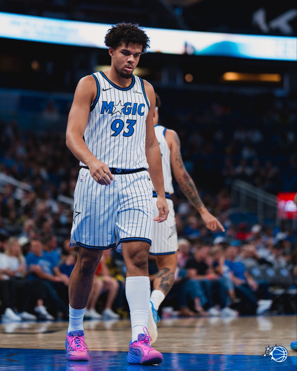 TrashTalk_fr's tweet image. Plus tôt dans la nuit, Noah Penda s'est illustré face aux Nets :

🔹13 points (career-high égalé)
🔹11 rebonds
🔹2 contres
🔹3/5 à 3-points

Une énorme activité en defense, des mains actives, une maturité physique, un impact offensif...

Orlando tombe amoureux du 🐼 !