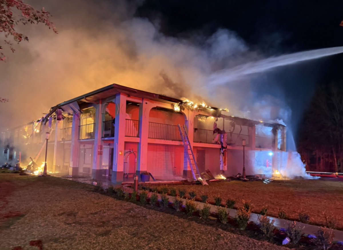 CFPalerts's tweet image. Jasper County, SC *Multiple Alarm* (just after midnight, Wednesday January 7, 2025) - overnight fire in a Best Western Hotel. No injuries after reports of life hazards. Forty units damaged. Add Hampton County Fire, Sheldon Fire, MCAS Beaufort. Heavy fire on arrival.
#SCfire
Imgs