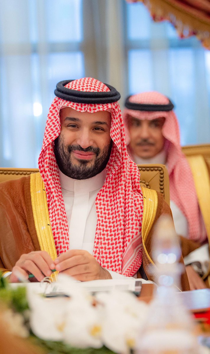 و جاهلٍ مده في جهله ضحكي
حتى أتته يدٌ فراسةٌ و فمُ