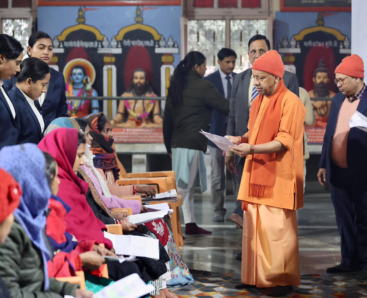 AsianNewsUP_UK's tweet photo. सीएम योगी के गोरखपुर दौरे का दूसरा दिन

सीएम योगी ने गोरखपुर में लगाया जनता

जनता दरबार में मुख्यमंत्री योगी आदित्यनाथ ने सुनी जनता की समस्याएं 

जन समस्याओं को सुनकर त्वरित निस्तारण के दिए निर्देश

भीषण ठंड के बावजूद जनता से मिलकर लगातार उनकी समस्याएं सुन रहे हैं सीएम योगी

सीएम योगी के गोरखपुर दौरे का दूसरा दिन सीएम योगी ने गोरखपुर में लगाया जनता दरबार
@myogiadityanath @CMOfficeUP @BJP4UP @BJP4India @UPGovt #BreakingNews #gorakhpur