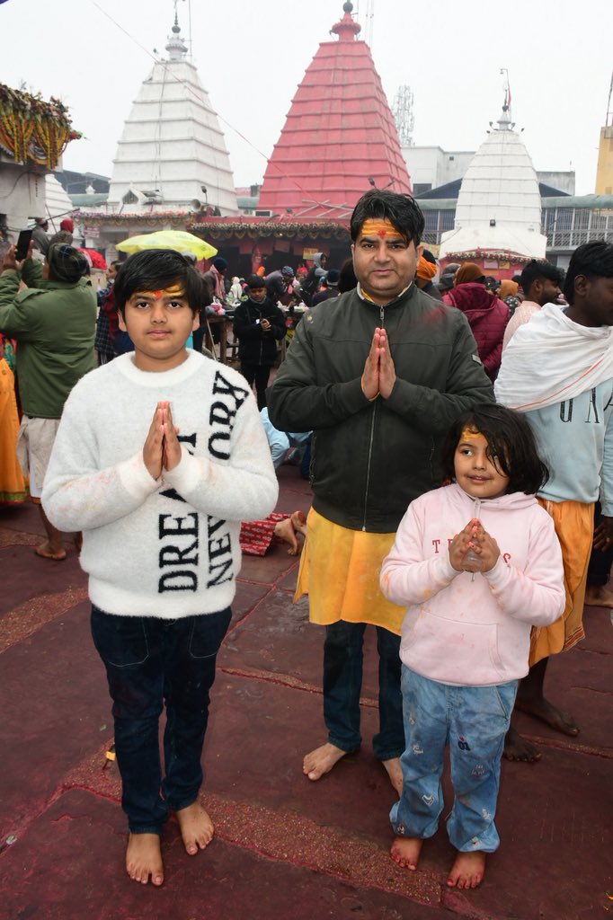 SriAvinashKr's tweet photo. देवघर पहुँचते ही बाबा बैद्यनाथ की कृपा का जो अनुभव होता है, उसे शब्दों में व्यक्त करना असंभव है। कल रात देवघर आगमन और आज प्रातः बाबा के दिव्य दर्शन—मन, आत्मा और जीवन धन्य हो गया। 🙏✨

#Deoghar #BabaBaidyanath #DivyaDarshan #HarHarMahadev #Shraddha #Kripa https://t.co/49C7NYirfG