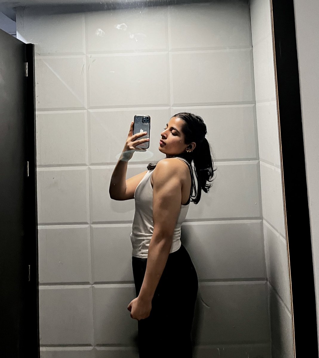 dikshawtff's tweet photo. What slamming controlled lateral raises do for your shoulders https://t.co/hKI2a2qi5w