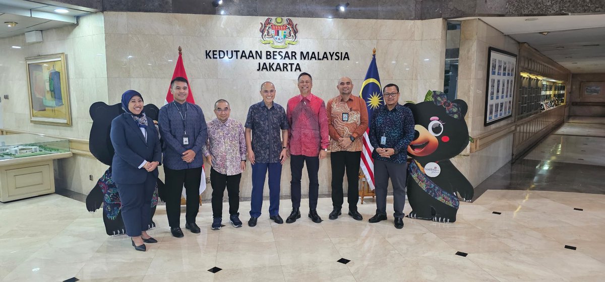 MohdShukriYajid's tweet photo. Delighted to reconnect with H.E. Dato Syed Mohamad Hasrin bin Tengku Hussin, Ambassador of Malaysia to Indonesia. The on going support for @MSUmalaysia's globalisation efforts in education, mobility &amp; sustainability is much appreciated. #MSUMalaysia @MYEmbJKT @EducationMYSIA https://t.co/3mAtjGhCO0