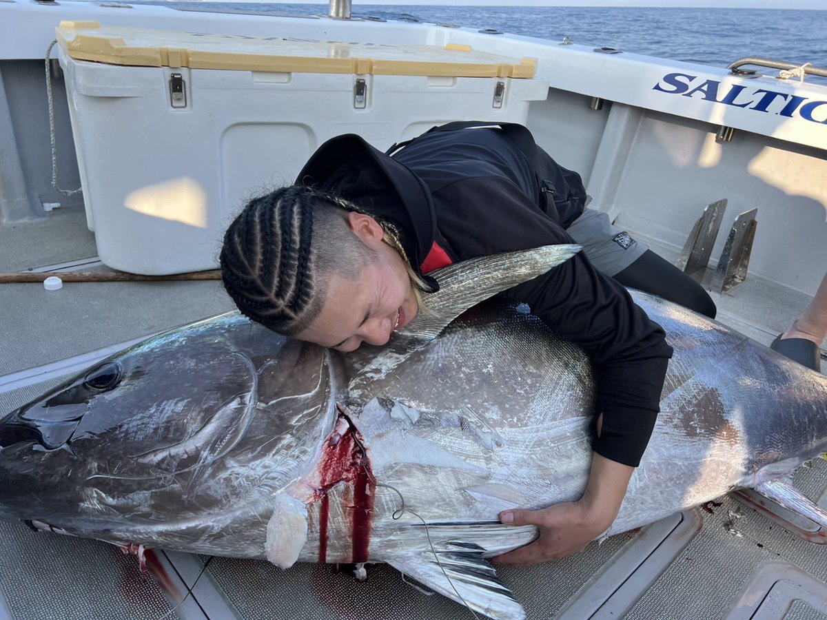 TKSFE05's tweet photo. 200kgのマグロを獲るために総額100万円は使った
ほぼ飲みにも行かず筋トレ🏋️&amp;ランニング
自分は骨が細いからなかなか成果も出ず💦
なんとか握力55キロまで持っていき望んだマグロ釣行
それでもめちゃくちゃキツい
マグロが見えてからが本当に上がってこない💦
今年も鍛えないと💪 https://t.co/ZfseqoNUyS
