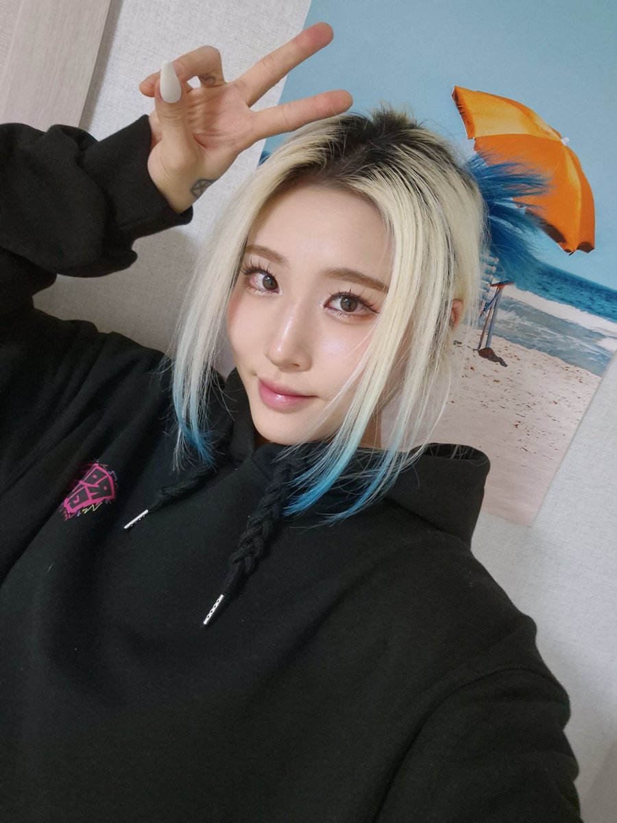 HyunJung0__0's tweet photo. 유튜브 온라인 콘서트🎉
2026. 01. 04 (일)
#롤링쿼츠 #rollingquartz #다이아뎀 #diadem #온라인콘서트 #onlineconcert #youtube #유튜브 #choihyunjung #최현정 #guitarist https://t.co/3CEqwMkueo