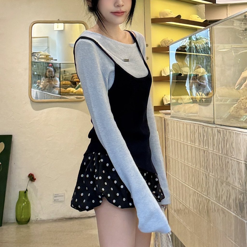 ตัวที่คนถามเยอะ 🤏🏻 ของ septemberme น่ารักแบบอยากให้ทุกคนมี ปาดไหล่แบบเลเยอร์ 2 ชั้น แต่ใส่สบายมากๆๆ ยืดได้ไม่อึดอัด เป็นคุณหนู ;-;