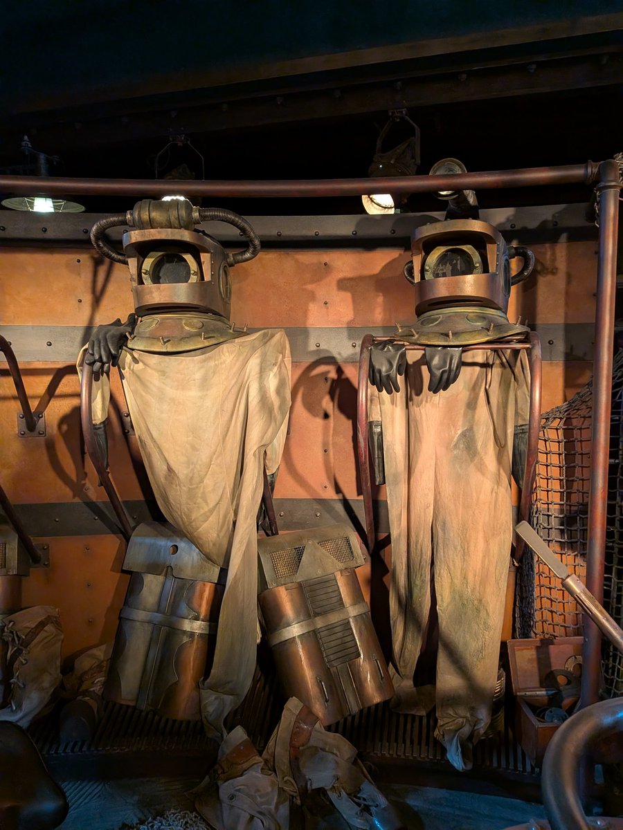 nanuno777's tweet image. ←名古屋港水族館の潜水服
ディズニーシーの潜水服→