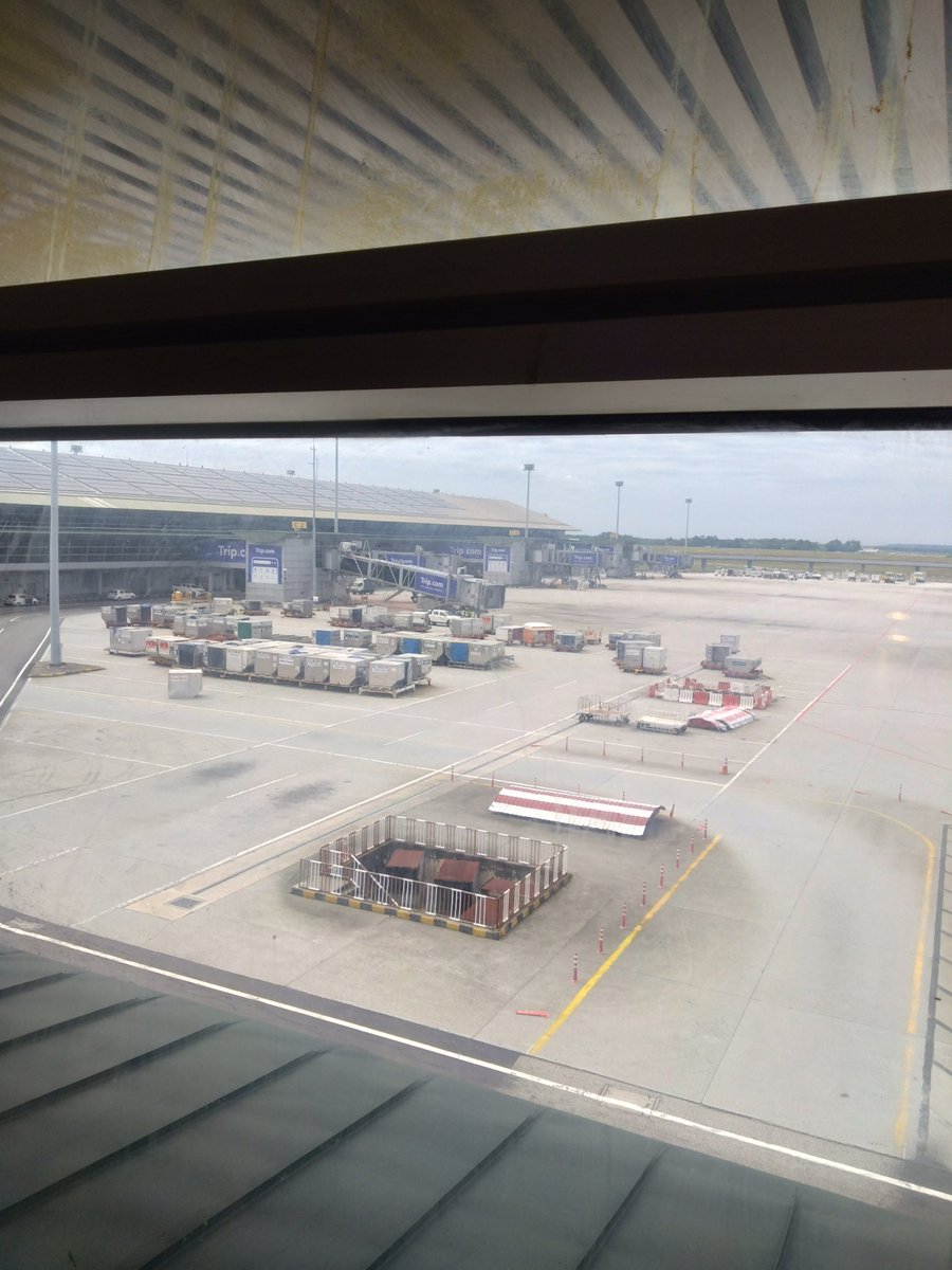 KLIAの喫煙所えぐいくさい窓のヤニすげぇ