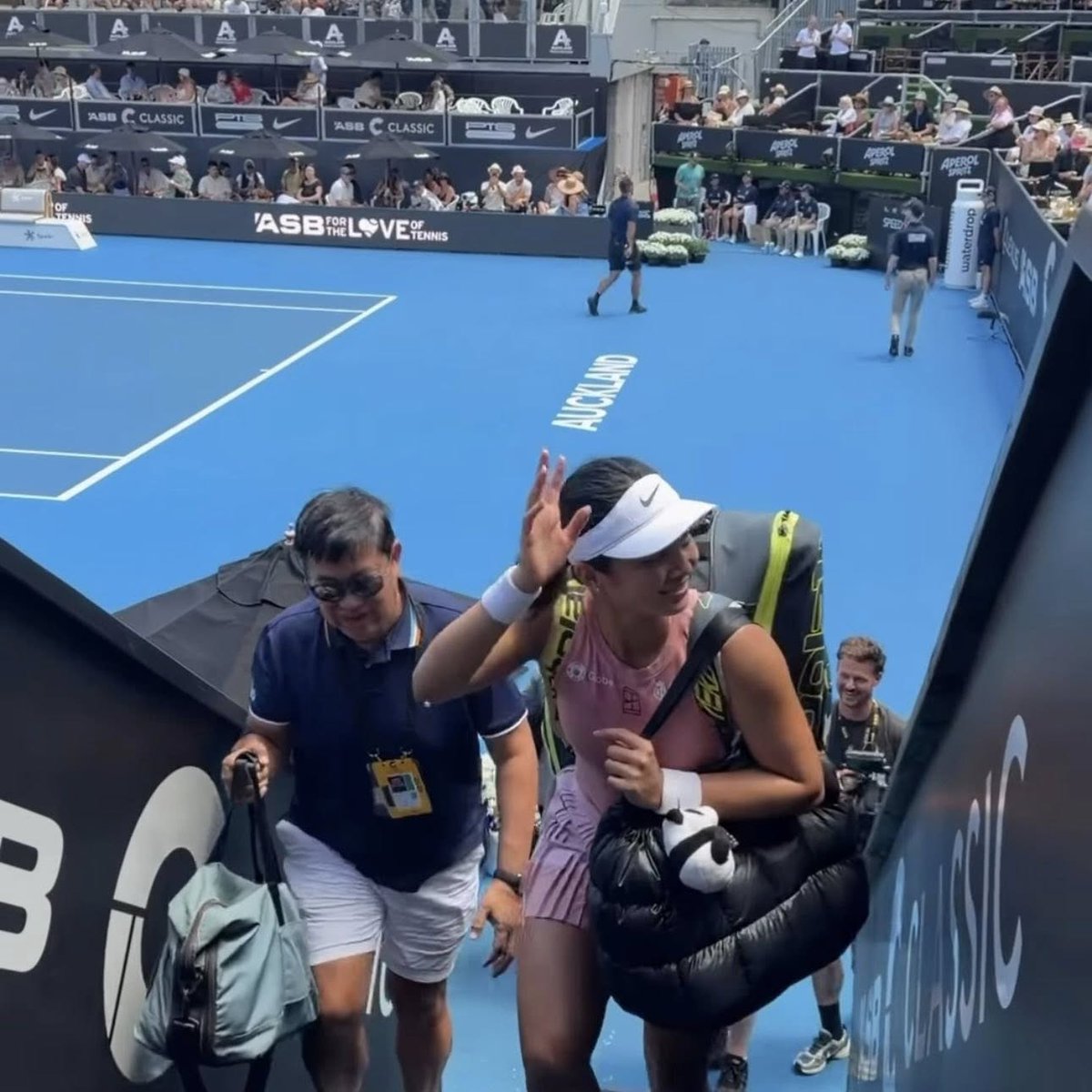 PilipinasToday_'s tweet photo. CUTIEE 🥰

Game na game ang Pinay tennis star na si Alex Eala na buuin ang half-heart hand gesture ng isang fan, na kinagiliwan ng netizens at marami ang nagsabing tanda ito ng pagiging approachable ng athlete.

Samantala, napataob ni Eala ang Croatian tennis player na si Petra Marčinko sa iskor na 6-0, 6-2, sa R16 ng ASB Classic sa New Zealand.

Dahil dito, aabante si Eala sa quarterfinals ng kompetisyon.

📷: ASB Classic/Instagram

#PilipinasToday
#AlexEala
#ASBClassic
#Tennis