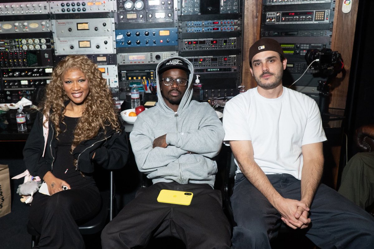 ...AROOMFULLOFMIRRORS tweet media