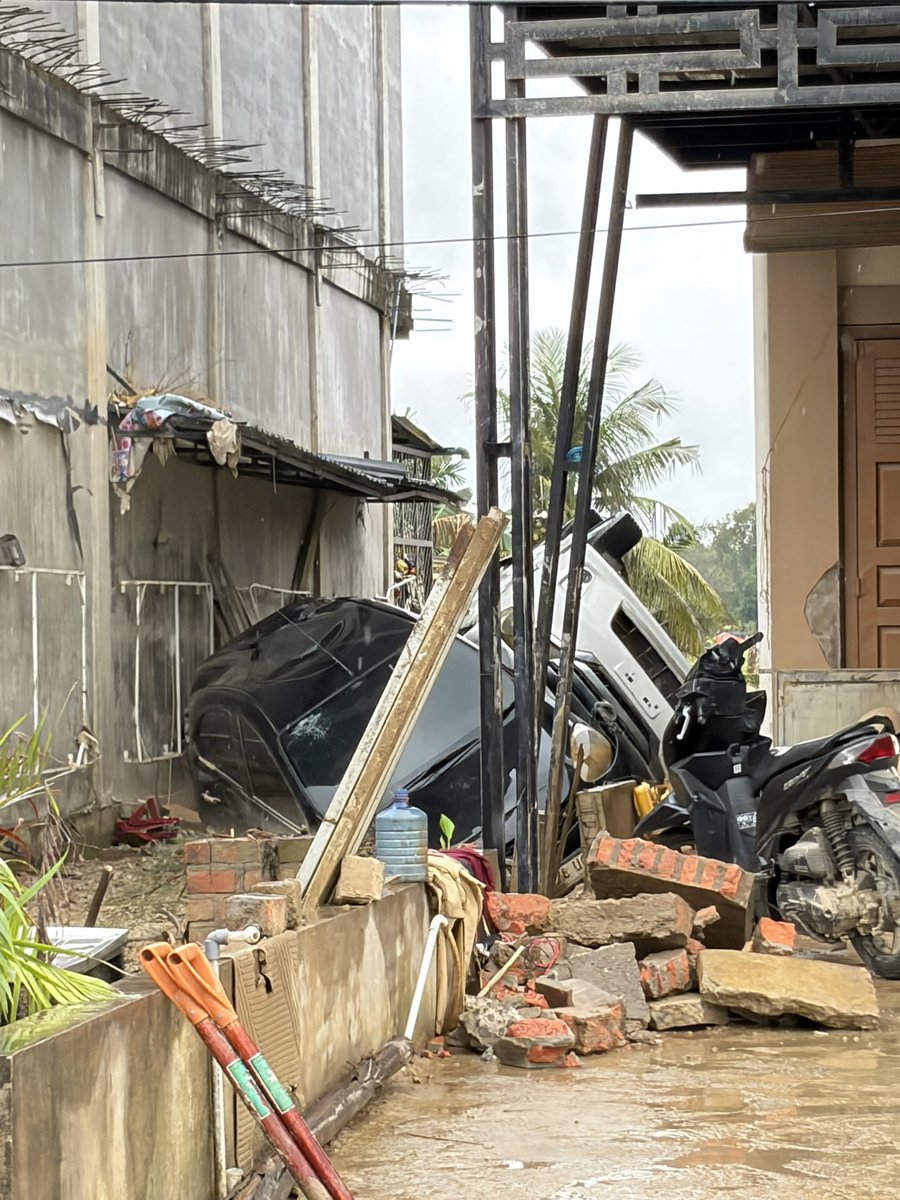 Ilhamakbar__'s tweet photo. @Dyananjani89 Ini sy update kak, baru diambil hari ini di Aceh Tamiang, 42 hari setelah bencana, kalo menurut kakak kondisi kayak gini udh pulih belum ya? Coba sekali2 renungin kak “kok bisa ya kata2 nirempati gni keluar dr mulut saya, apa karna uang haram dari buzzer ngalir di tubuh saya ya?” https://t.co/6f07TnXG2r