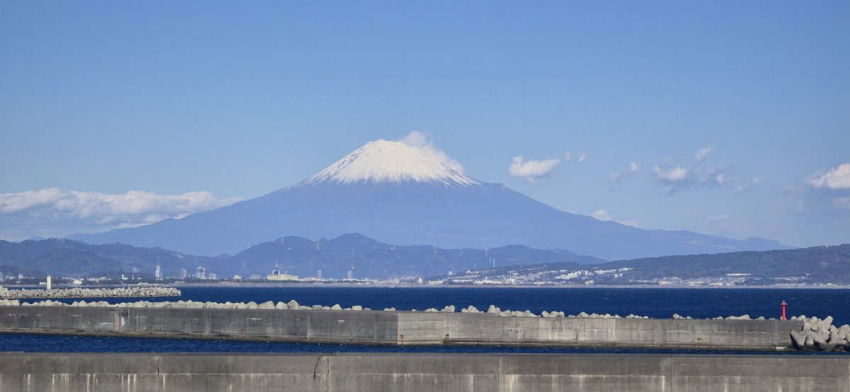 sakae_ROBOT's tweet photo. 本日で作業完了！
帰る前に焼津港で富士山を撮影。
新年って感じですね〜。 https://t.co/Z2wB5HjDwg