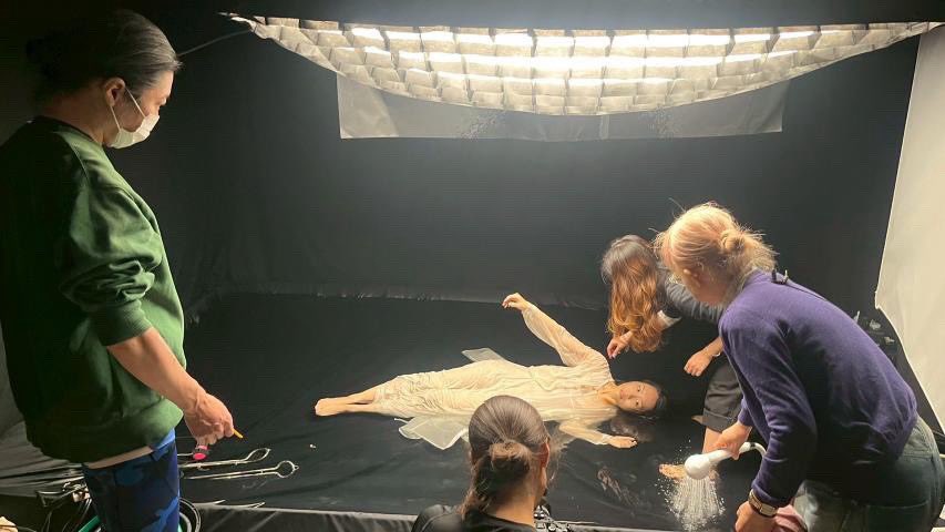 TomohideIkeya's tweet photo. 新年最初撮影は
水咲加奈さんの新曲MVでした
お湯があんまり出なくて、水冷たくてごめんなさい
湯沸かし器と夜間でお湯沸かして注ぎながらの撮影に頑張って頂いたので、
最高の編集します https://t.co/dAI2i3EYJg