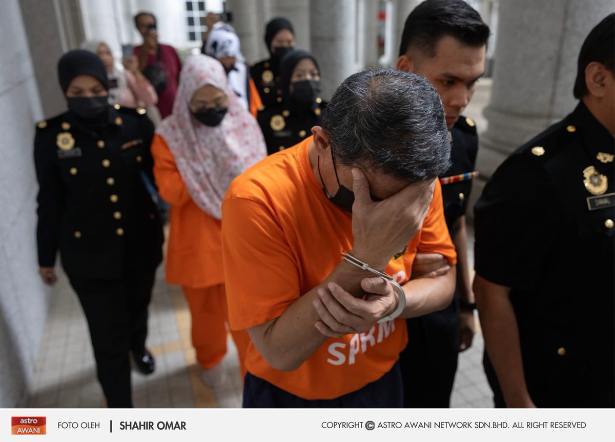 farhanazahan's tweet image. Dari pakai loreng ke pakai baju oren

Jeneral Tan Sri Dato Sri Hafizuddeain Jantan aka Jeneral Haram Jadah. Mantan Panglima Tentera Darat ke-30, 2023-2025

Dont let this be forgotten. Fuck you fucking fuck fat general