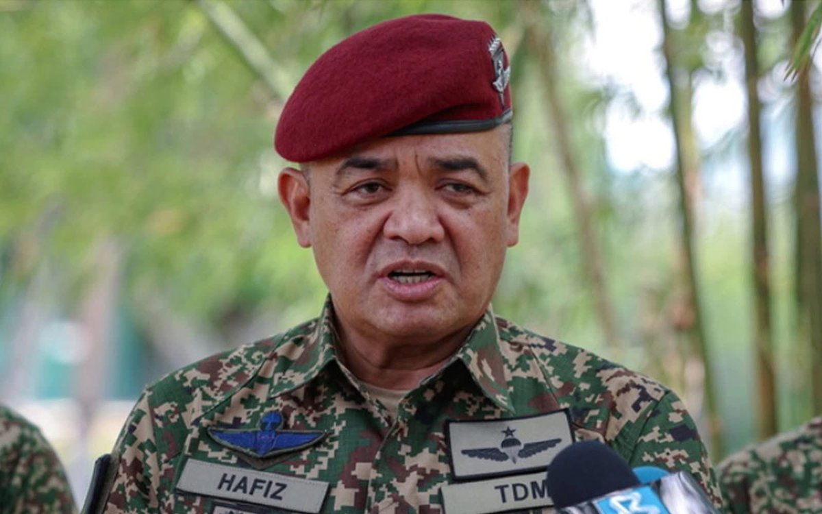 farhanazahan's tweet image. Dari pakai loreng ke pakai baju oren

Jeneral Tan Sri Dato Sri Hafizuddeain Jantan aka Jeneral Haram Jadah. Mantan Panglima Tentera Darat ke-30, 2023-2025

Dont let this be forgotten. Fuck you fucking fuck fat general