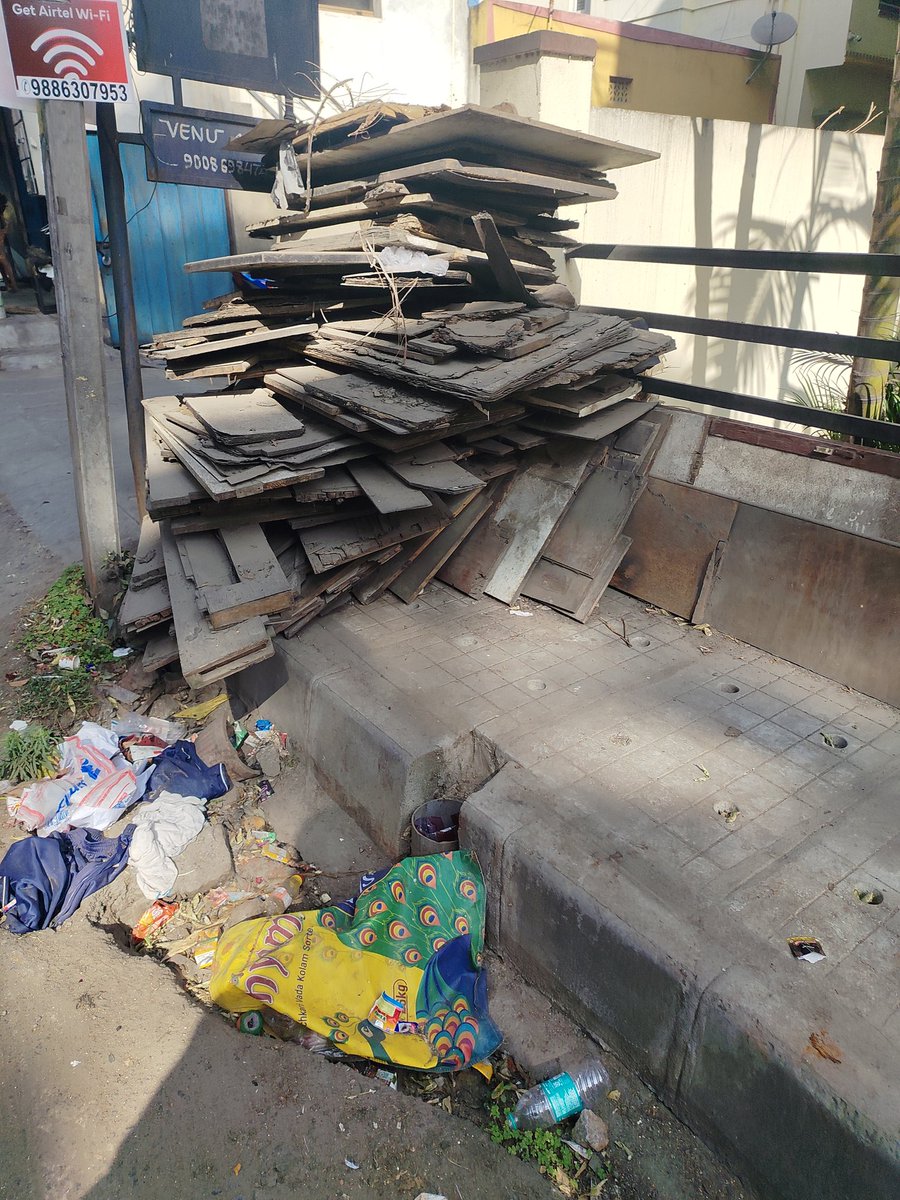 thatsparkle_'s tweet photo. @BbmpchdTeam @DEOBBMPSouth @BBMPSWMSplComm Please help clear the footpath encroachments at the road from Kalena Agrahara to MLA Layout in Bannerghatta Road. Not able to use the footpath. https://t.co/X2XDmBLmR9