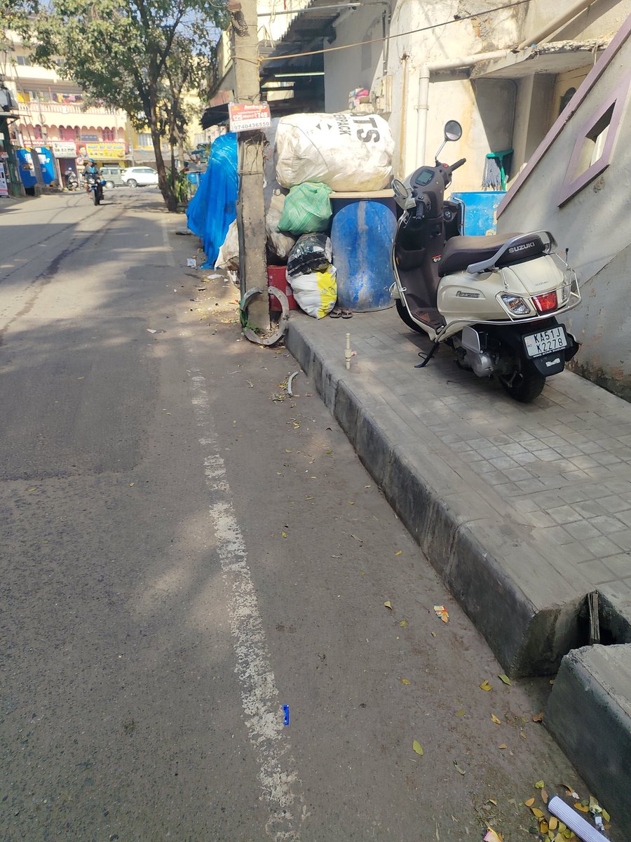 thatsparkle_'s tweet photo. @BbmpchdTeam @DEOBBMPSouth @BBMPSWMSplComm Please help clear the footpath encroachments at the road from Kalena Agrahara to MLA Layout in Bannerghatta Road. Not able to use the footpath. https://t.co/X2XDmBLmR9