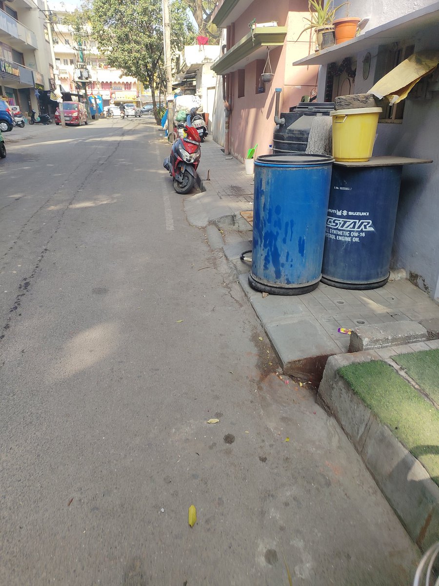 thatsparkle_'s tweet photo. @BbmpchdTeam @DEOBBMPSouth @BBMPSWMSplComm Please help clear the footpath encroachments at the road from Kalena Agrahara to MLA Layout in Bannerghatta Road. Not able to use the footpath. https://t.co/X2XDmBLmR9