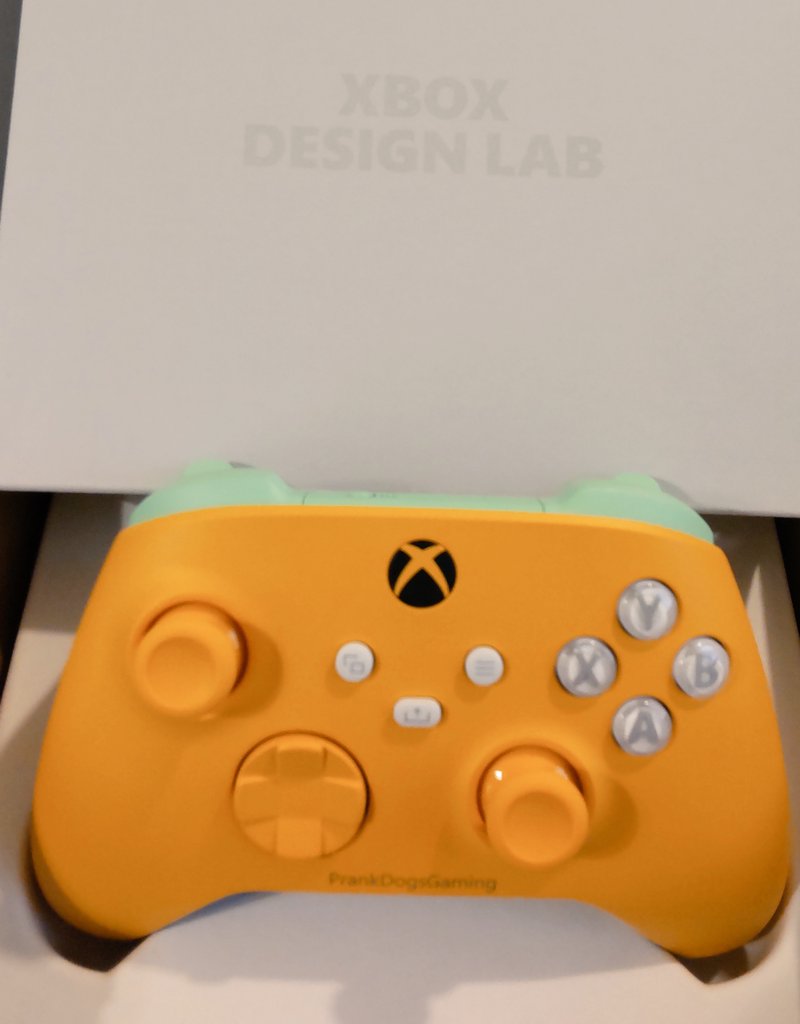 prankydog's tweet photo. #XboxDesignLab
きた！
予定より1日早い。

外箱と化粧箱？が一体になってる。
外箱開けると内側が派手。

色々効率的だとは思うけど、コレクター気質の方はさみしくないかし��？

注文通りの可愛らしい色。
娘のひと声で、名前が
「にんじんちゃん」
に決まりました。 https://t.co/xQcAsWDcLb