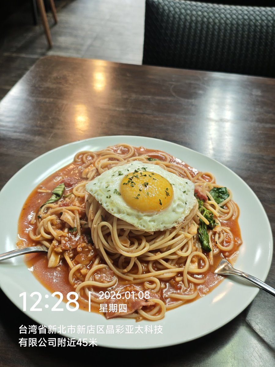 冬天还是吃麵比较飽，義式蒜辣麵加蛋$nt135元