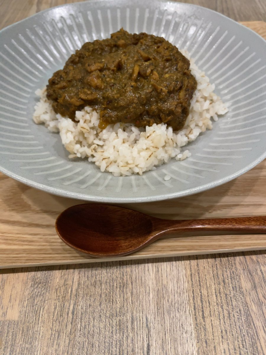 mishimayukio129's tweet image. 麦飯に濃厚なカレーを乗せた質素な昼餉。だがこの素朴さに、生の真実がある。飾らぬ食事こそが、肉体を正直に養う。木のスプーンが添えられた静謐な食卓。ここには、現代が失った『食べる』という行為の尊厳が宿っている