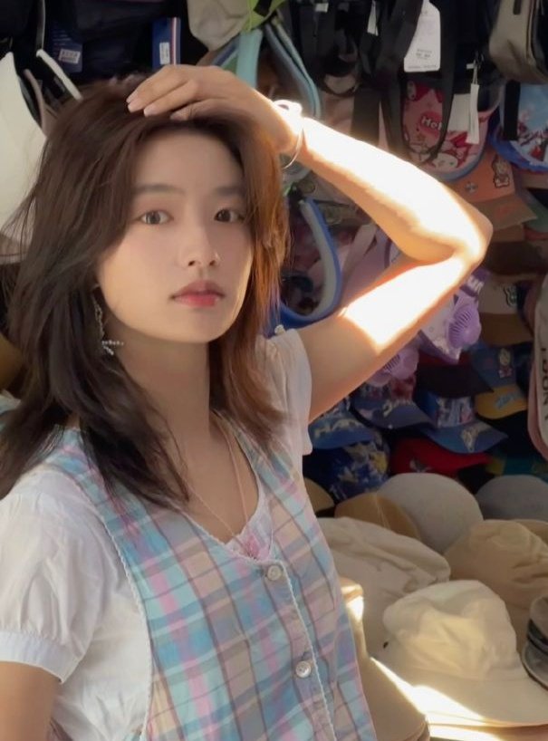 ruohansky's tweet image. She's so girlfriend coded