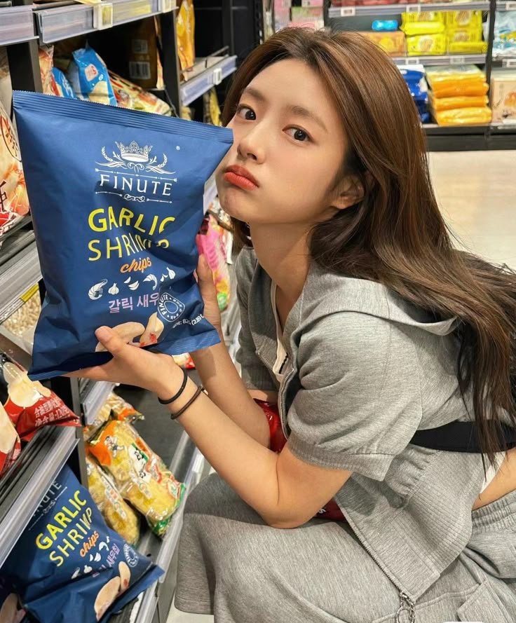 ruohansky's tweet image. She's so girlfriend coded